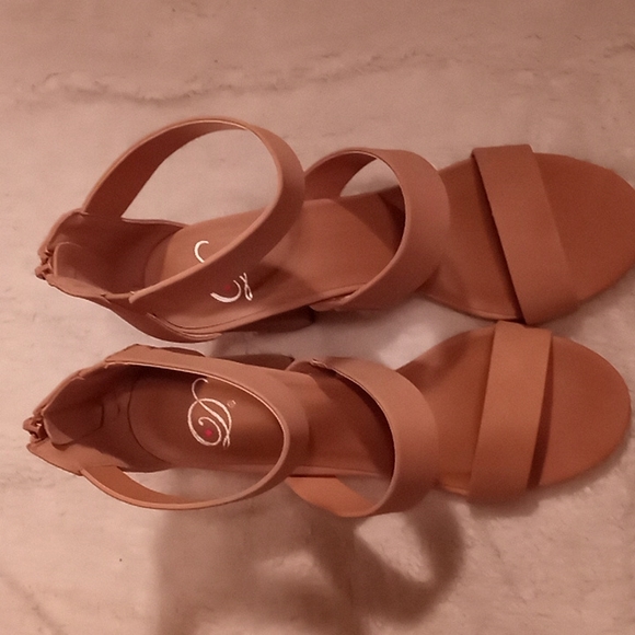 Derek Heart tan heels 7.5 - Picture 2 of 3